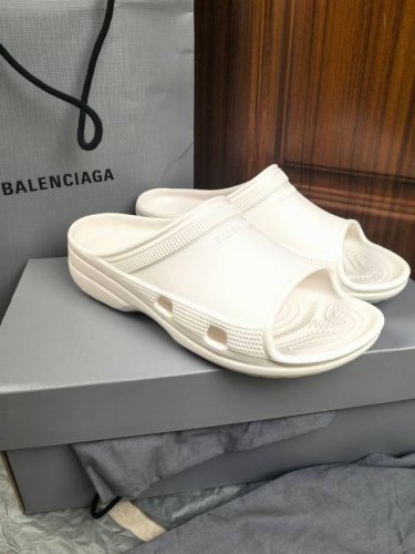 单码单模 女款Size:35-41 男款Size:39-46 balenciage 巴黎世家 pool Crocs 合作款厚底拖 原版1:1还原 单码单模 大小