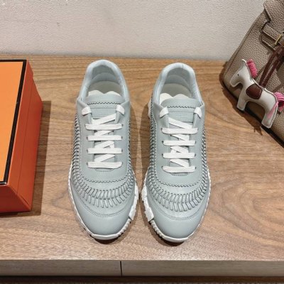 实价： Herme S Ss25 New Arrival～ 专柜大热情侣款，H家配货首选鞋履！ 是爱马仕经典款 每一季都会出很多颜色 绝对是最值得买的配货之一