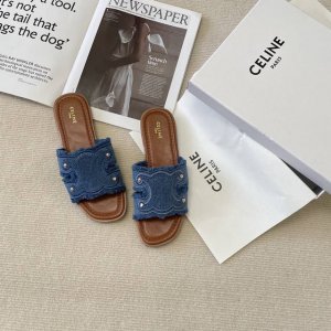 橙子出厂价p celine 赛琳 春夏新款 凯旋门微标平底拖鞋 英伦风休闲凉拖 简约大气时髦 耐看不过时 是时尚圈永不退潮的经典所在 复古的英伦风格 让你穿出不