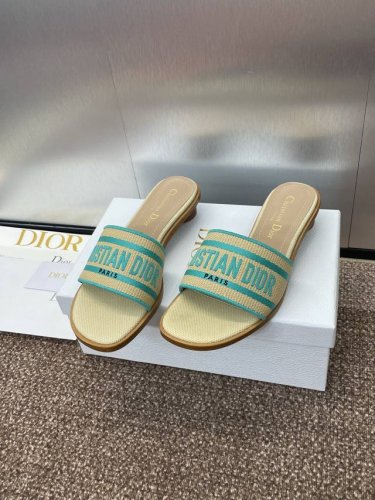 工厂P价P：平底 粗跟 迪奥 Dior 2025 春夏新款 Dway 平底一字拖果冻色女鞋 Cd字母Logo立体刺绣粗跟圆头露趾拼色凉拖鞋 材质:鞋面进口酒椰草