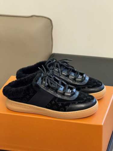 顶级品质 louisvuitton fw24 new arrival～ L家2024秋冬羊毛运动鞋半拖新品 鞋面麂皮压印迷你 老花logo拼接小牛皮， 细节丰富