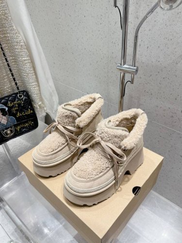 UGG 新款明星同款拼色厚底毛毛拖鞋 半拖 短靴 雪地靴 内里羊毛一体 保暖性能卓越 耐磨橡胶底 鞋子抓地力更好 拥有这一双UGG 让小脚丫在寒冷冬日始终温暖舒