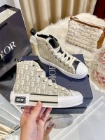 橙子出厂价 Dior 迪奥新款 B23系列 字母印花帆布鞋 休闲高帮运动鞋 情侣款 采用印花图案，设计自推出以来即成为迪奥的经典标志，并以新颖的比例重新演绎，经