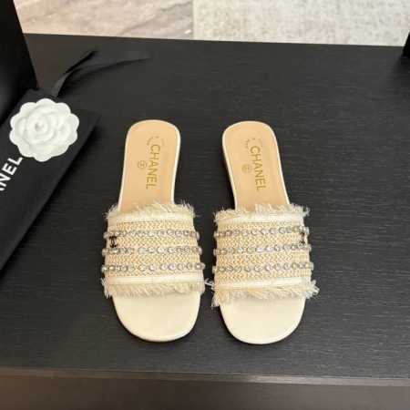 380 Chane*｜小香25C春夏新品 水钻双C一字带平底拖鞋 好仙被这双珍珠拖鞋的美貌折服了 上脚就自带温柔滤镜 优雅仙♀本仙了 鞋面的珍珠点缀又仙又精致！ - 点击图像关闭