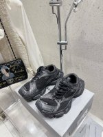 情侣款 Balenciaga巴黎世家最新订书机 老爹鞋 情侣款 休闲这双鞋特点可以用三个关键词概括：复古，阔型，老爹鞋 配送专柜精美包装 面料：原版定制进口科技