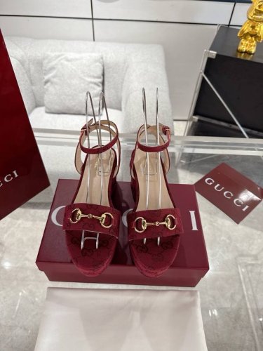 新款Gucci 马衔扣系带厚底高跟凉鞋 标志性的马衔扣定义了这一双皮凉鞋 皮革鞋底和可调节的踝部闭合设计完善了风格 增强了其现代精神 跟高 8Cm 码数 36-