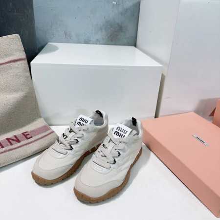 高品质出厂 ！顶级品质 全新升级原版开模 MiuMiu 缪缪 25春夏新款时装饼干鞋阿甘鞋休闲运动鞋！miu最新爆款 前卫大胆的设计！风格融于此款厚底帆布运动鞋 - 点击图像关闭