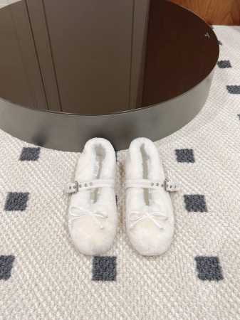 Miumiu缪缪跳舞鞋2024秋冬新款棉鞋毛毛单鞋来自miu Miu系列的细节特写 新季的潮流要素 与此刻挚爱的概念，多元对撞，传达现代风格~ 怎么穿都好看今夏 - 点击图像关闭