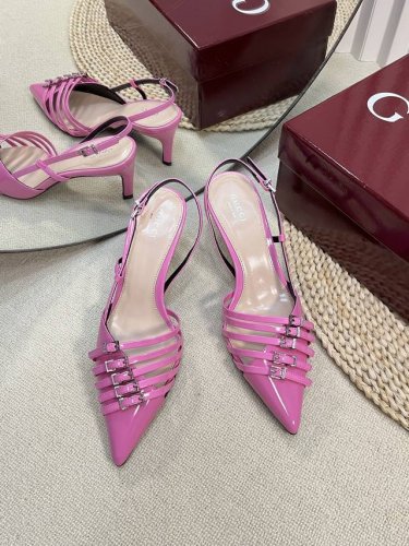 Gucci 24Ss春夏新款 G家尖头镂空半V型系列 经典再现 简约设计高雅品质 鞋面以漆皮材料匠心打造 鞋面缀饰亮眼交叉五带五扣小斜边的设计 后带着釆用松紧带