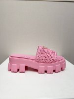 prada 超火厚底凉鞋 超火爆最新春夏锯齿罗马编织超轻厚底 凉鞋！复古时髦前卫的轮齿 让整双鞋轻便舒适鲜艳色彩满足不同风格时髦人士的多种选择标志性金属三角标搭