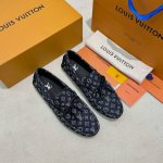 调工厂p价 男装男鞋 运动原单设计师 Virgil Abloh 创作的初款驾驶鞋步入今夏 此款 Lv Driver 莫卡辛鞋选用 Monogram 丹宁布小Lv