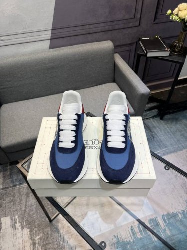 专柜最新上新 顶级高端版本alexander Mcqueen 亚历山大麦昆 最新款 阔型运动鞋小白鞋休闲鞋新色！ 后尾巴真的是太有特色太好看了，一眼爱！顶级版本