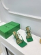 Bv 葆蝶家 12色齐季条带凉鞋 草绿色 Bottega Veneta 季 条带夹趾凉鞋 继续延续 夸张的各种配色 必将影响穿搭界 各个明星 博主争相试穿 上脚