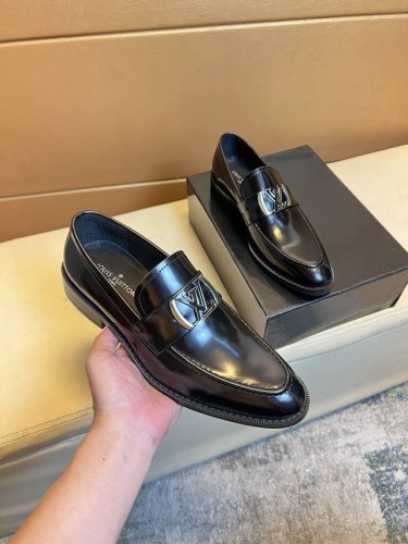 原单品质，独家首发 路易威登 ～独特现代正装皮鞋。专柜代购休闲鞋 意大利进口原版皮，牛里 拒绝脱色磨脚 鞋底：原厂特供原版底，超酷 法国懒人风格设计 原单品质