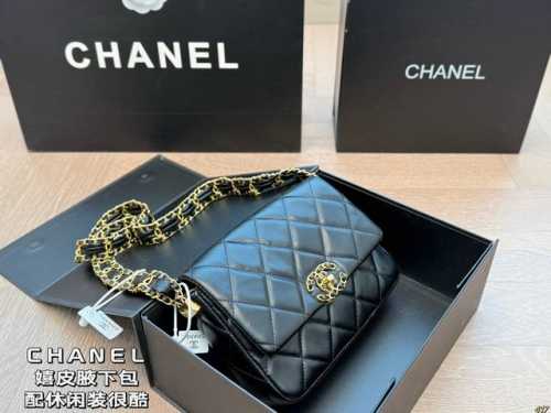 香奈儿Chanel 嬉皮腋下包 经典19扣子加持简直不要太美哈哈 这款觉得手拎就很好看 配休闲装很酷啊！ 实物很漂亮 质感超级棒 尺寸： 20 15