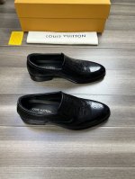 Louis Vuitton 路易威登 -高端品质 原单 -鞋面：纳帕小牛皮、纯手工打孔品牌图腾 -内里：水染牛皮 -大底：超轻tpr 橡胶; 成型大底 -超高品