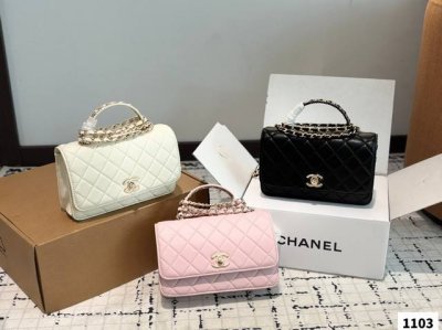 配飞机盒折叠盒子 Chanel 香奈儿 新款手提链条包 时时刻刻展现最美的你。可手提，单肩，斜挎，尽显女人优雅气质，是一款超级百搭的休闲链条包尺寸 19 12