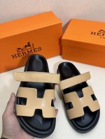 出厂价 爱马仕经典品牌二舅鞋全新系列产品 舒适轻便拖鞋 上脚独特好看、沙滩 凉拖必备、上脚秀气、游艇，海天盛筵绝对少不了它 标准码数：35-44码 男+10