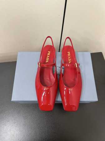 PRADA 普拉达 25ss 春夏新款 平跟方头后空凉鞋单鞋简单的设计大概就是它最让人喜欢的点 不是烂大街的那种 很有自己的品牌个性面料：进口小牛漆皮 内里：进 - 点击图像关闭