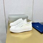出厂价 Prad*普拉达 2024春夏新品高端运动鞋，这款运动鞋时尚百搭，简洁现代，融合运动风格和精致细节，上脚超轻，选用皮革材质打造，搭配橡胶鞋底，鞋舌压印字