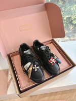 顶级Miumiu｜缪缪25S新品情侣款撞色网布休闲德训鞋 Miu Miu 缪缪大秀上爆出的这双球鞋 后全球各大代购官网火爆上市. 简单很随意不羁又能体现单宁美感