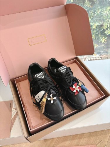 顶级Miumiu｜缪缪25S新品情侣款撞色网布休闲德训鞋 Miu Miu 缪缪大秀上爆出的这双球鞋 后全球各大代购官网火爆上市. 简单很随意不羁又能体现单宁美感