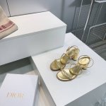 高品质出厂 ！顶级品质原单渠道！ Dior迪奥家25春夏季新款简易一字带钻扣平底、粗跟凉鞋！ 仙气飘飘气场十足！ 水钻 Logo 颜值超级在线 穿起来就是富家千