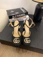 高版本Gucci 2025春季款新防水台高跟走鞋款秀 驰古恨天高趾露凉鞋 防水台的 尚时的品牌Logo持加 具有超辨高识度 各品大争牌恐先推后出超系跟高列 Gu