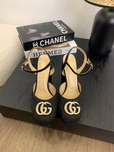 高版本Gucci 2025春季款新防水台高跟走鞋款秀 驰古恨天高趾露凉鞋 防水台的 尚时的品牌Logo持加 具有超辨高识度 各品大争牌恐先推后出超系跟高列 Gu