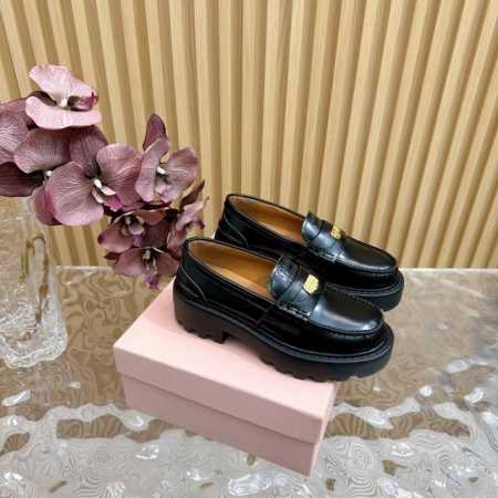 顶级版本 MiuMiu 2024新款复古乐福鞋上脚随意搭配都非常好看，年度必入款！ 秋冬最新走秀款运动乐福鞋国内外博主刷爆的一款，小红书种草系列，复古又时髦上脚 - 点击图像关闭