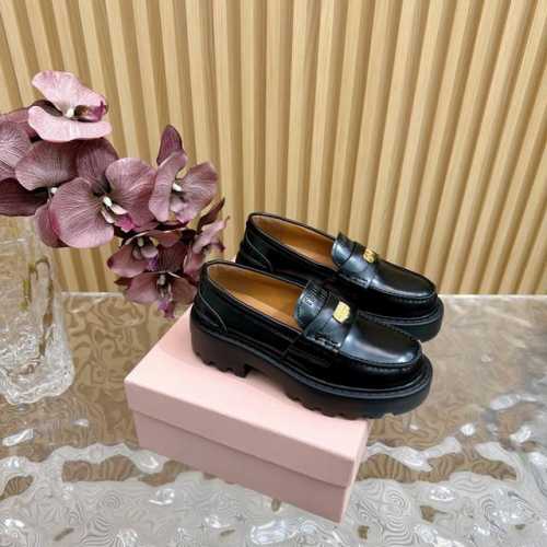 顶级版本 MiuMiu 2024新款复古乐福鞋上脚随意搭配都非常好看，年度必入款！ 秋冬最新走秀款运动乐福鞋国内外博主刷爆的一款，小红书种草系列，复古又时髦上脚