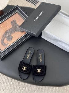 橙子出厂价p chanel 香奈儿春夏新款 经典书包扣翻盖平底拖鞋 金属扣菱格凉拖 码数 35-42