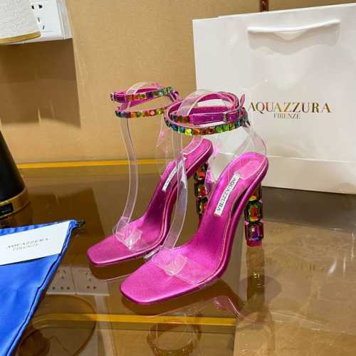 Aquazzura 新款凉鞋 面料采用原版定制羊皮制成，饰有闪闪发光的施华洛奇水钻，并配有水晶镶嵌的鞋跟。适合派对的设计适用各种套裙，连衣裙晚礼服，夜场各种款式