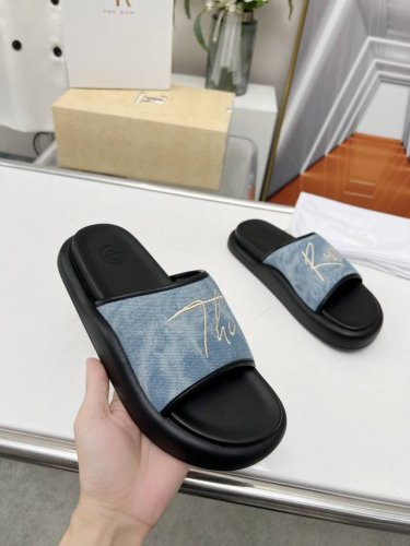 高品质出厂 ！小众潮牌The Row夏季刺绣Logo厚底简易拖鞋，第一眼看到这个鞋子给人感觉很简单不起眼 其实上脚很好看，主要也好穿，整个鞋子非常柔软不磨脚。简