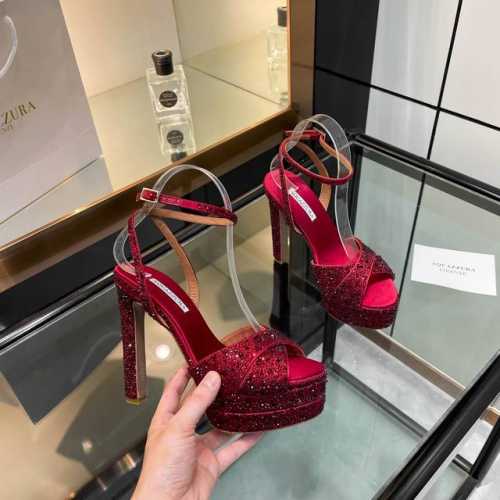 Aquazzura 2024 新款凉鞋 代购品质这双高跟防水台水钻走秀凉鞋，简直是魅力的终极武器！水钻熠熠生辉，如同梦幻的星河铺陈在鞋面上。防水台稳固又安心，高