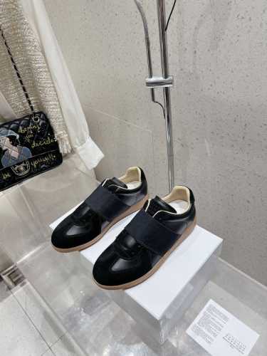 情侣款 MaisonMargiela MM6 马吉拉 情侣款针织连袜漏孔德训鞋 休闲运动鞋 原版购入开发 做货 鬼才设计师品牌，一个轻奢品牌 这一款德国训练鞋延