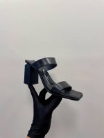 AlexanderWang 亚力山大王最新设计感～缺口粗跟凉鞋 众多网红同步举荐大王夏季压轴款 飒时尚风格，高雅气质，女王象征！ 原版包装配件 size 35-
