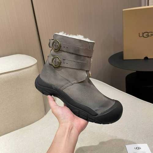 UGG. 2024。独家首发 浓浓的复古气息 个性潮流复古雪地靴 . 材质：面料防水磨砂牛皮 内里.垫脚.澳洲进口纯羊毛。 工艺。全鞋防水工艺。纯手工擦色复古风