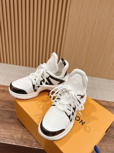 橙子出厂价p louis Vuitton 路易威登 Lv新配色 休闲老爹鞋 弓形运动鞋 不断的新品系列加入了更多配色细节 少女心爆棚 尽显青春活力 日常穿搭超级