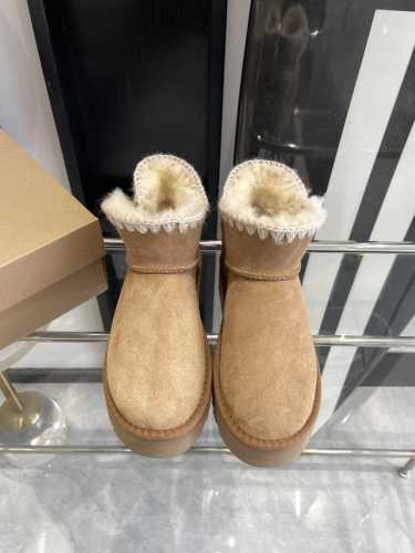 UGG 24ss 秋冬季人手必备单品雪地靴 搭配系数也是百分百 炸好看 比较设计的款，随心所欲 雪地靴显腿细 百搭单品 时尚感十足穿上气场爆涨 瞬间拉长腿型 鞋