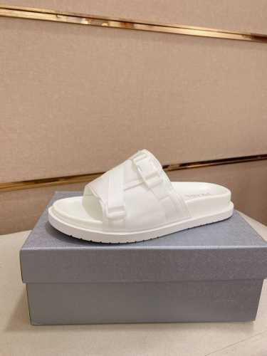 工厂p价 prada 拖鞋 顶级代购 男士春夏拖鞋专柜同步 鞋面意大利进口牛皮搭，标志图形高品质工艺，鞋底：原厂特供原版底，独家活动成型底超级舒适，原厂跟单货，