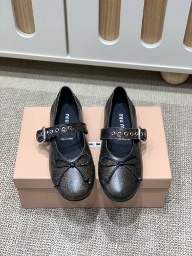 miu Miu 缪缪 25Ss 新款 芭蕾舞鞋 缪家以芭蕾的灵动意韵融于日常. 以现代笔触刻画舞鞋经典轮廓 原版皮 进口爆裂小牛皮 芭蕾舞鞋. 从经典日式鞋履汲