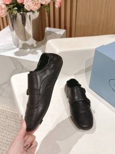 半拖 单鞋 男装10 PRADA普拉达春夏走秀款复古布洛克情侣款半拖单鞋走秀款 复古感时髦满满 随意百搭 时尚休闲 独到味道 人人都爱也轻松驾驭 每年都会爆.足