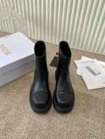 低帮 高帮 Dior 迪奥长靴 采用别具一格的设计元素打造醒目的外观。采用黑色牛皮革打造，可轻松穿脱。从 book tote 手袋汲取灵感，顶部饰以双色“cis