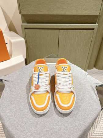 情侣款必备！ LV代购级新色现货供应！经典驴家全系列！LVTrainer PVC 运动鞋, 每个款式配色都很赞！Trainer的脚感真的非常不错，惊喜满满银色不 - 点击图像关闭