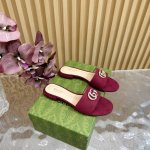 2025早春GUCCI 双G钻扣平底拖鞋 作为Gucci设计传承的杰出代表，Jordaan系列饰马衔扣乐福鞋生动彰显经典优雅格调。这款鞋履采用品牌标志性字母图案