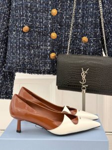 厂价 PRADA 普拉达25走秀尖头猫跟单鞋必须夸一下这双小猫跟挺高级的 酷中带点小性感！鞋面采用进口开边珠牛皮内里垫脚进口小羊皮 意大利进口牛皮大底跟高：5.