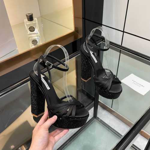 Aquazzura 2024 新款凉鞋代购品质施华洛奇水钻搭配防水台粗跟凉鞋，宛如一件精美的艺术品。水钻闪耀着迷人的光芒，如同繁星点点，璀璨夺目。防水台的贴心设