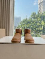G026顶级ugg冬季新款女同款休闲舒适厚底圆头棉靴雪地靴 它的优点就是特别轻又好走路 跑步都没问题搭任何的裤子都可以 露不露可爱的毛边都好看搭配修身裤十袜子拉