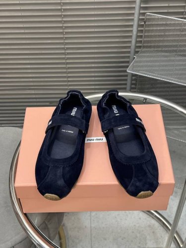 出厂 P310 #缪缪春夏新款 饼干鞋 阿甘鞋休闲运动鞋 Miumiu最新爆款 前卫大胆的设计，Miu Miu风格融于此款厚底帆布运动鞋的简约线条， 别致徽标饰
